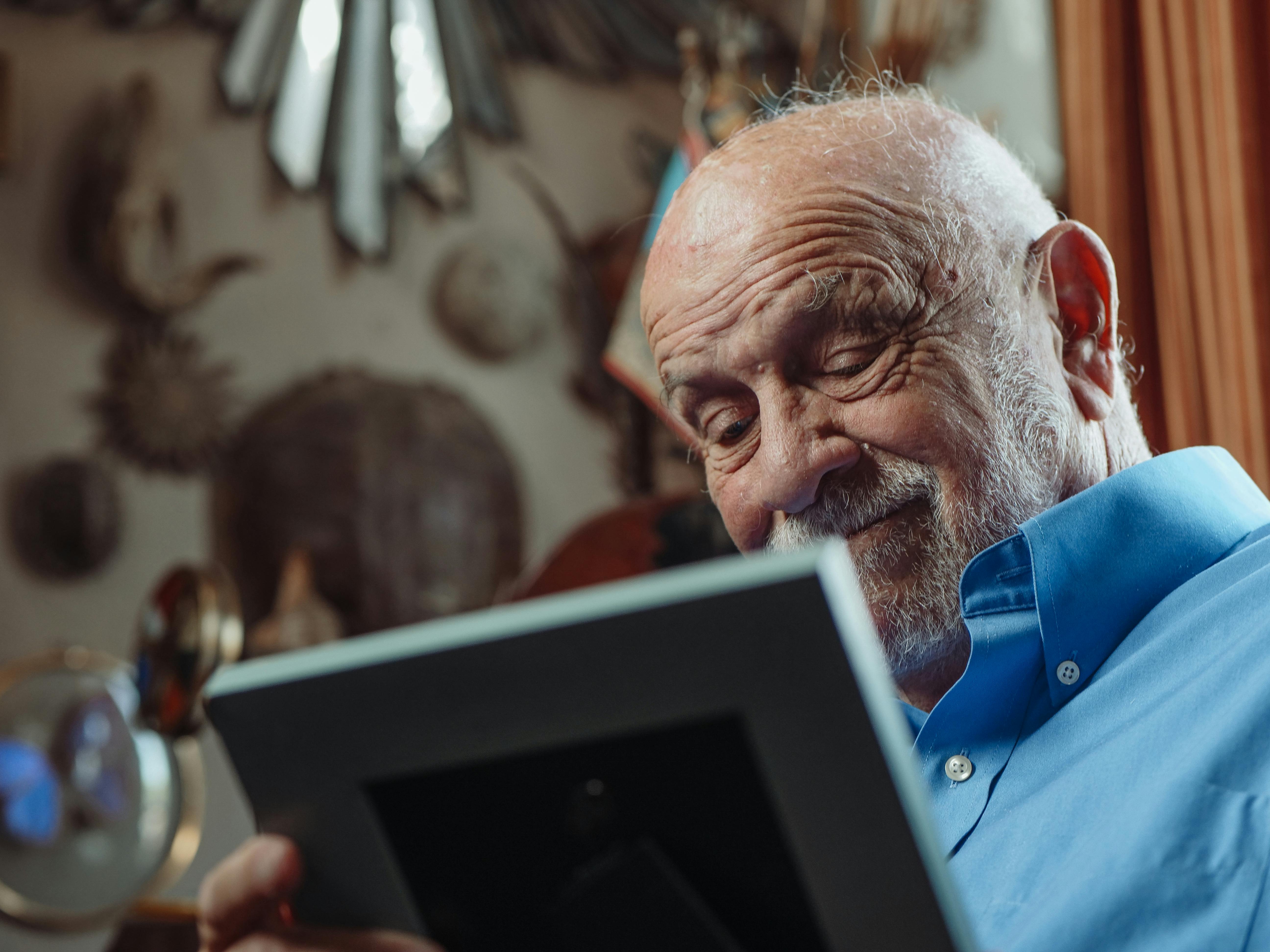 Pessoa olhando fotos